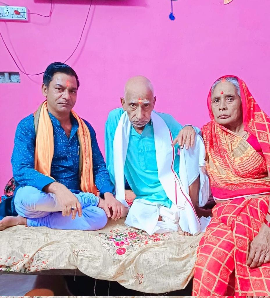 BIKASHT32712925's tweet photo. Maa papa or bhai https://t.co/KdUYWXveSo