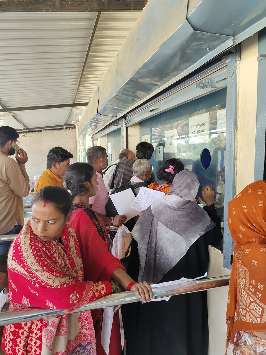 arjunshukla341's tweet photo. AIIMS has very poor facilities for taking medicines from Amrit Pharmacy, It taking time more then Doctor 💊🏥, 
#AIIMSRAEBARELI #amritpharmacy जितना समय डॉक्टर को दिखाने में नही लगता उससे ज्यादा समय तो इस फार्मेसी में दवाई से लगता है
#Aiims #aiimsraebareli https://t.co/M23T7aKPJP