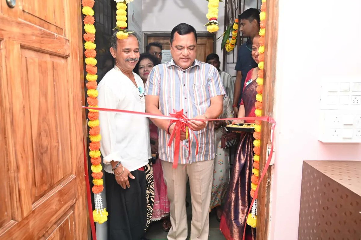 MauvinGodinho's tweet photo. Inaugurated the Wellness Centre at Gazala Apartments, near M.E.S. College in #Zuarinagar along with ZP Adv. Anita Thorat.
I wish Dr. Namdev Chopdekar and his family the very best in their new venture.
#MauvinGodinho #DabolimFirst #Dabolim #Goa #India https://t.co/AMBgzwITOo
