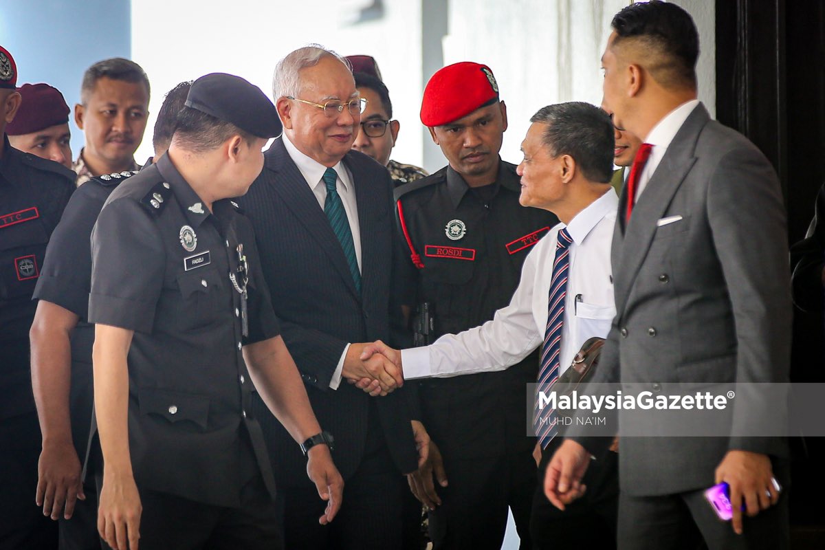 MalaysiaGazette's tweet photo. Najib Razak Hadir Perbicaraan Kes 1MDB di Mahkamah KL

Bekas Perdana Menteri, Datuk Seri Najib Tun Razak diiring pegawai penjara hadir ke mahkamah bagi perbicaraan kes penggubahan wang haram membabitkan dana 1Malaysia Development Berhad (1MDB) di Kompleks Mahkamah Kuala Lumpur.

#malaysiagazette #lensamg #1mdb #najibrazak