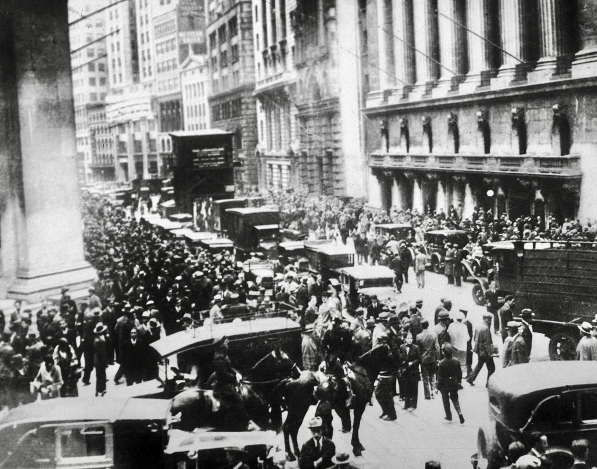 #OTD in 1929
‘Crowd gathering on Wall Street the day after the stock market crash of 24 October 1929 (Black Thursday)
Oct. 25, 1929. Two mounted police officers in the foreground keep watch over the traffic.’
#WallStreetCrash #BlackThursday #GreatDepression