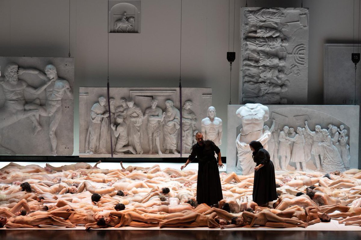 JordiMadd's tweet photo. Todavía con la resaca post-estreno #DasRheingold #Wagner x R.#Castellucci. Una prod. simbólica, inquietante y q pide implicación al espectador. Blanco/negro, surrealismo, no dejará indiferente.
En @LaMonnaieDeMunt 0 buh y 10 min. aplausos. Bravo #Altinoglu 👏🏻 Se verá @Liceu_cat https://t.co/vkTiU0Xu4K