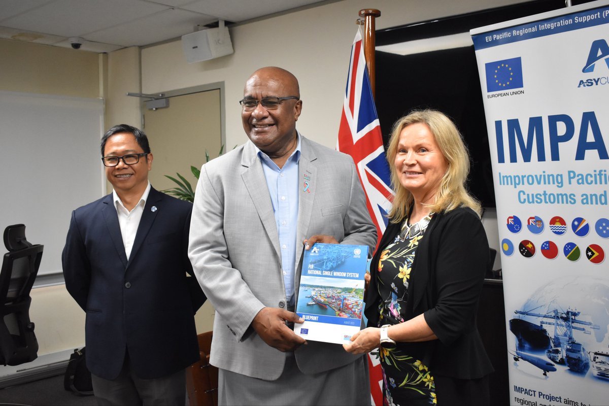 AsycudaPacific's tweet image. Fiji is gearing up to harmonize and digitise trade processes! DPM Hon. @KamikamicaManoa received from EU Deputy Head of Delegation, Dr.@askoltu, the Blueprint for Fiji's National #SingleWindow System developed with technical support from @UNCTAD @ASYCUDAPacific
#AID4Trade