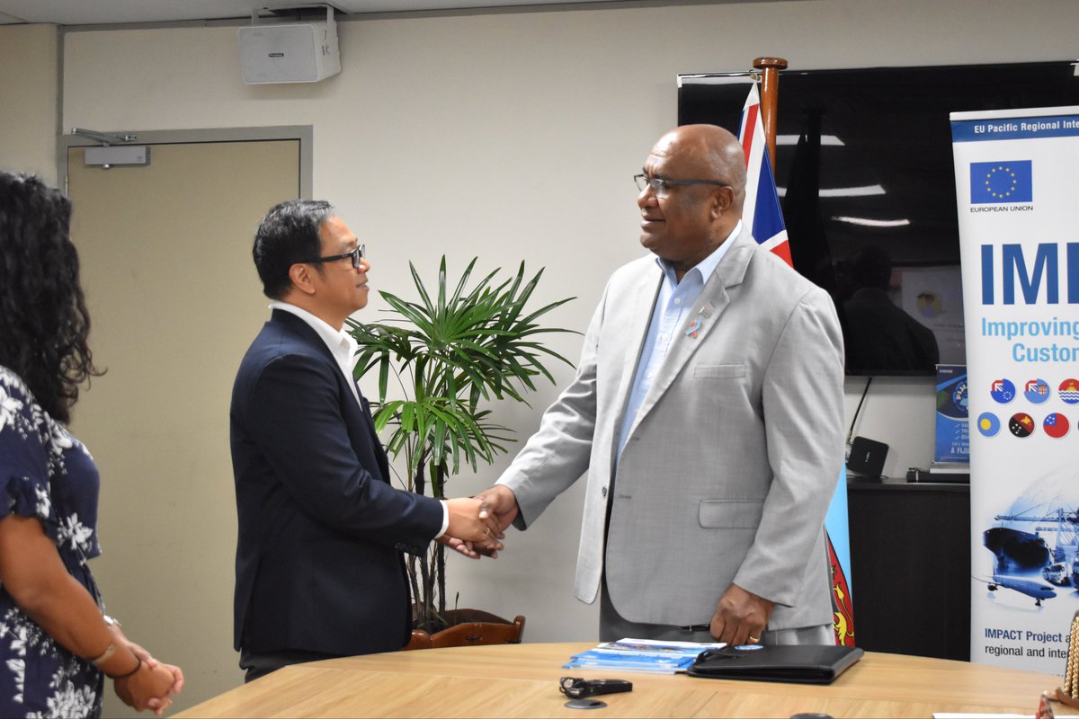 AsycudaPacific's tweet image. Fiji is gearing up to harmonize and digitise trade processes! DPM Hon. @KamikamicaManoa received from EU Deputy Head of Delegation, Dr.@askoltu, the Blueprint for Fiji's National #SingleWindow System developed with technical support from @UNCTAD @ASYCUDAPacific
#AID4Trade