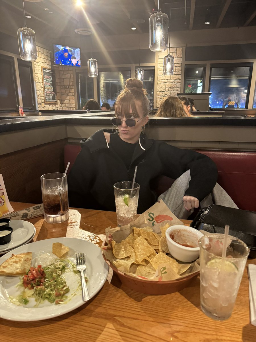 iammorgan3's tweet photo. @Chilis #chilisgrillandbarbz we came , we saw, we ATEEEEE💋 https://t.co/AJP6lWW61W