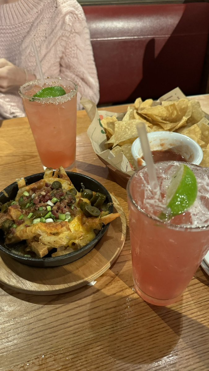 iammorgan3's tweet photo. @Chilis #chilisgrillandbarbz we came, we saw, we ATEEEEE💋 https://t.co/zEFbuC3F2K