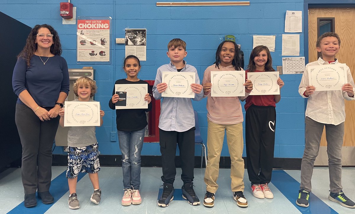 pasabulldogs's tweet photo. Great meeting tonight so happy to meet all the students and recognize them for their hard work, and￼ art achievements￼. A special thank you to Miss Lambert, the high school art teacher and to Elizabeth O’Brien, our Director, for all your great information about upcoming events! https://t.co/Q6gaW9sr7k