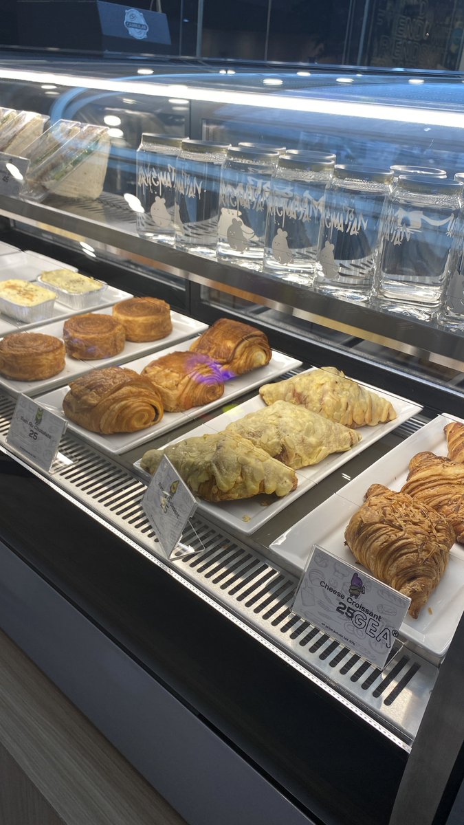 bayar 10rb dengan syarat follow instagram mereka ajaaaa. Tempatnya lucuu dan gemesin banget!!!! Dan mereka juga ada menu croissant gitu dan murah murah!! Sempetin mampir sih kata gue. Dia letaknya dekat sky bridge mrt lebak bulus yg nyatu ke Poins Square Cilandak. Goodluck!