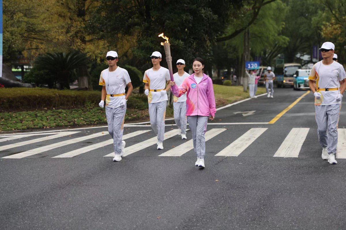 si73784224's tweet photo. 杭州第4届亚洲残疾人运动会火炬传递建德站🔥 https://t.co/551wbpu9Jr