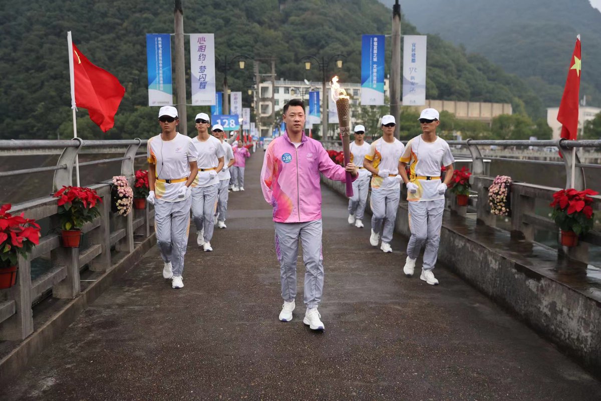 si73784224's tweet photo. 杭州第4届亚洲残疾人运动会火炬传递建德站🔥 https://t.co/551wbpu9Jr