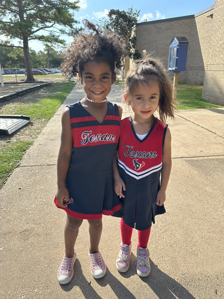 LesHowell09's tweet photo. “Red”y to “Team” up against drugs! #RedRibbonWeek @BrillKISD @KleinISD https://t.co/zX9GdVVlyL