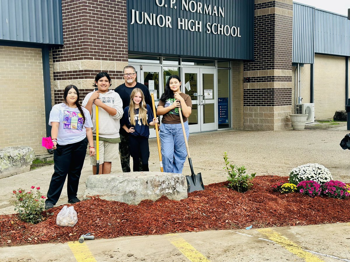 opnormanjrhigh's tweet photo. Coach White’s Garden Club spruced up our front entrance by laying mulch and planting mums, azaleas &amp; knockout roses!  

They’ve got lots of plans for this school year &amp; we couldn’t be prouder of their green thumbs! 💚👍

#OPNormanLoudandProud
#FamilyandGoodThings
#BeTheDifference https://t.co/QTiadE4vbU