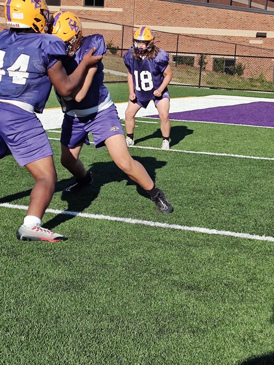 Kaleb West 6'0 182 Freshman!
Hands inside and low man has control with foot drive! Getting work in for Friday's Game! 🦅💪