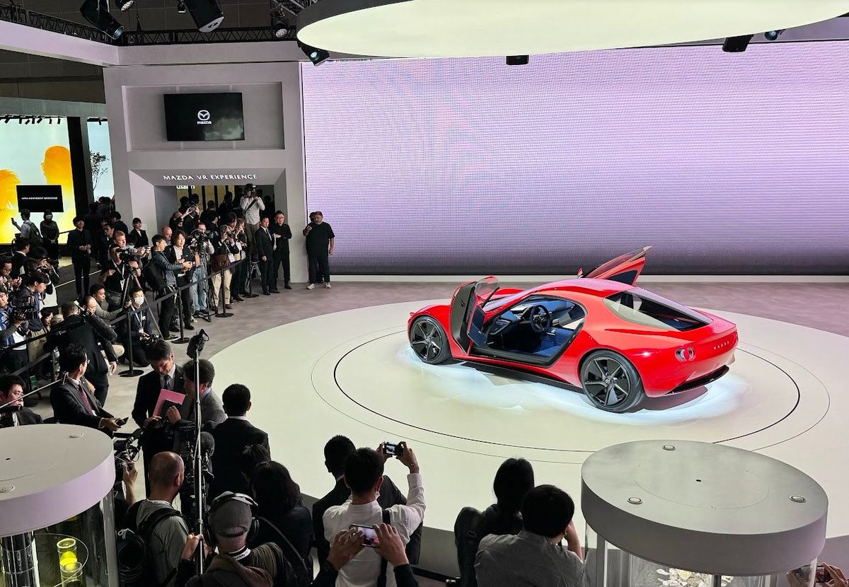 Mazda_PR's tweet photo. #ジャパンモビリティーショー では代表取締役社長兼CEOの毛籠がマツダの未来を担う3人の社員とともにスピーチ。操る楽しさにあふれたコンパクトスポーツカーコンセプト「MAZDA ICONIC SP」をアンベールしました。

マツダ公式Xでは現地の様子をお届けしていきます。お楽しみに！

#withMazda
#JMS2023 https://t.co/zqNWMlw9kN