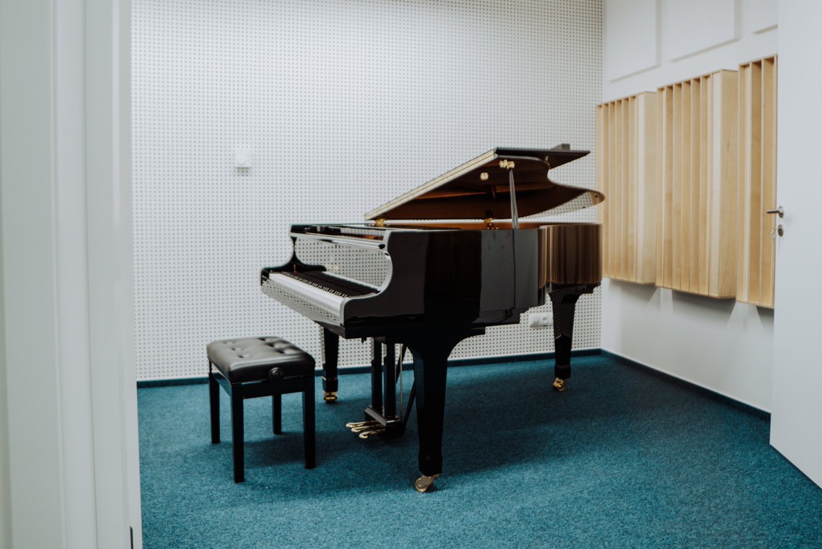 PLInst_Tokyo's tweet photo. Otwarcie salonu KAWAI w Warszawie🎹🎊
12 października w centrum Warszawy, przy ul. Książęcej został otwarty salon z prestiżowymi fortepianami japońskiej marki KAWAI. Na uroczystości otwarcia z solowym recitalem wystąpił Włodek Pawlik. https://t.co/LprqQW4UeA