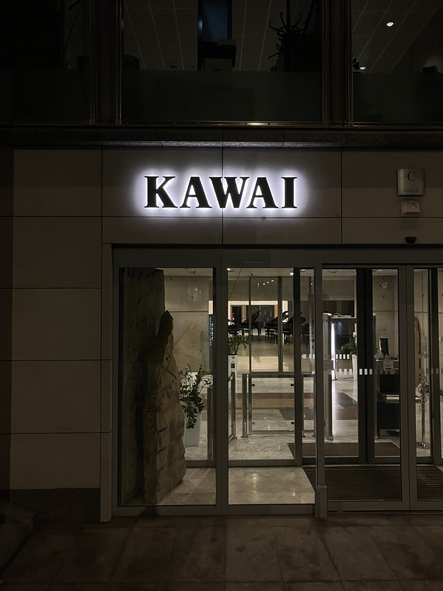 PLInst_Tokyo's tweet photo. Otwarcie salonu KAWAI w Warszawie🎹🎊
12 października w centrum Warszawy, przy ul. Książęcej został otwarty salon z prestiżowymi fortepianami japońskiej marki KAWAI. Na uroczystości otwarcia z solowym recitalem wystąpił Włodek Pawlik. https://t.co/LprqQW4UeA
