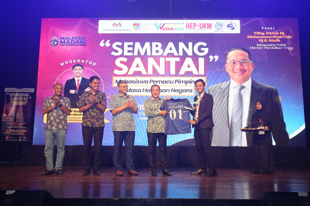 ukm_my's tweet photo. Program Sembang Santai: Mahasiswa Pemacu Pimpinan Masa Hadapan Negara menampilkan Setiausaha Politik Menteri Pendidikan Tinggi, Datuk Hj. Mohammad Khairi Hj. A Malik sebagai salah seorang panel yang memeriahkan program ini.

Berita penuh https://t.co/nAFjoKENTe

#UKM #UKMSharing https://t.co/zoXlP67CgS
