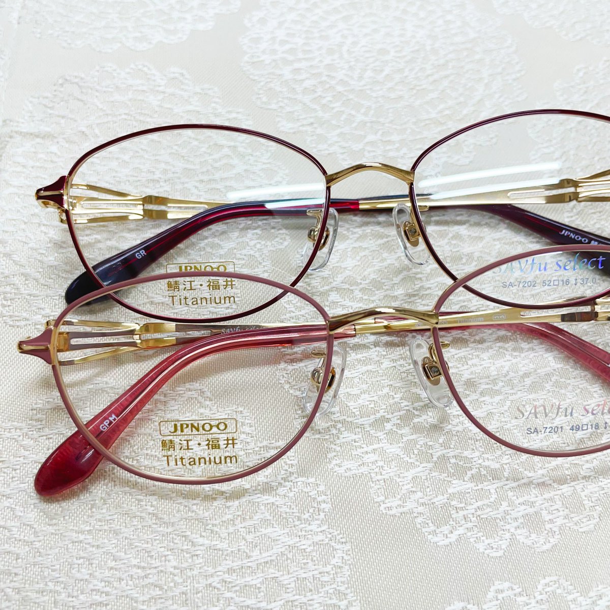 onagamegane's tweet photo. \✨ 新ブランド #SAVfuselect のメガネ✨/
マット加工と艶加工の2種類でお届けするSAVfu select👓
2つ並べると加工の違いが良くわかる😲‼‼
#メガネ
#サブフセレクト
#オナガメガネ https://t.co/8gVgFMFKOp