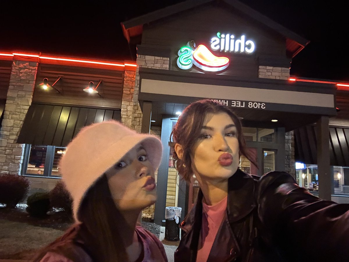 ellenfrazierr's tweet photo. if you ain’t at chili’s on barbz day where tf you at #chilisgrillandbarbz https://t.co/ZIQgeU2Zqk