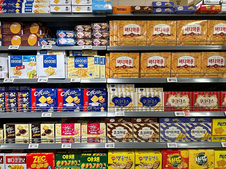 konest's tweet image. 「emart 龍山(ヨンサン)店」
ソウルのターミナル駅の１カ所 #龍山駅 の駅ビル地下にあって便利な #Emart ですよね🛒 #朝鮮ホテルキムチ や韓国海苔、お菓子、ラーメンなど、韓国土産が何でもそろっていて、リピートしている方も多いのでは？
▶️つづきを読む
konest.com/contents/shop_…