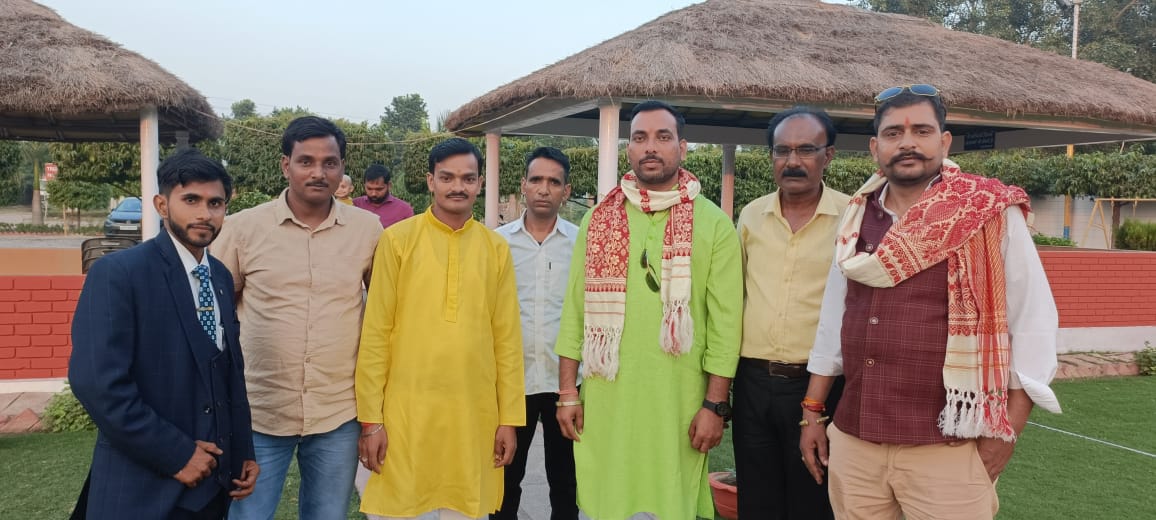 PRESIDENTIHRPO's tweet photo. फल के आने से वृक्ष झुक जाते हैं, वर्षा के समय बादल झुक जाते हैं, संपत्ति के समय सज्जन भी नम्र होते हैं। परोपकारियों का स्वभाव ही ऐसा है। https://t.co/hqpX2nW3ez