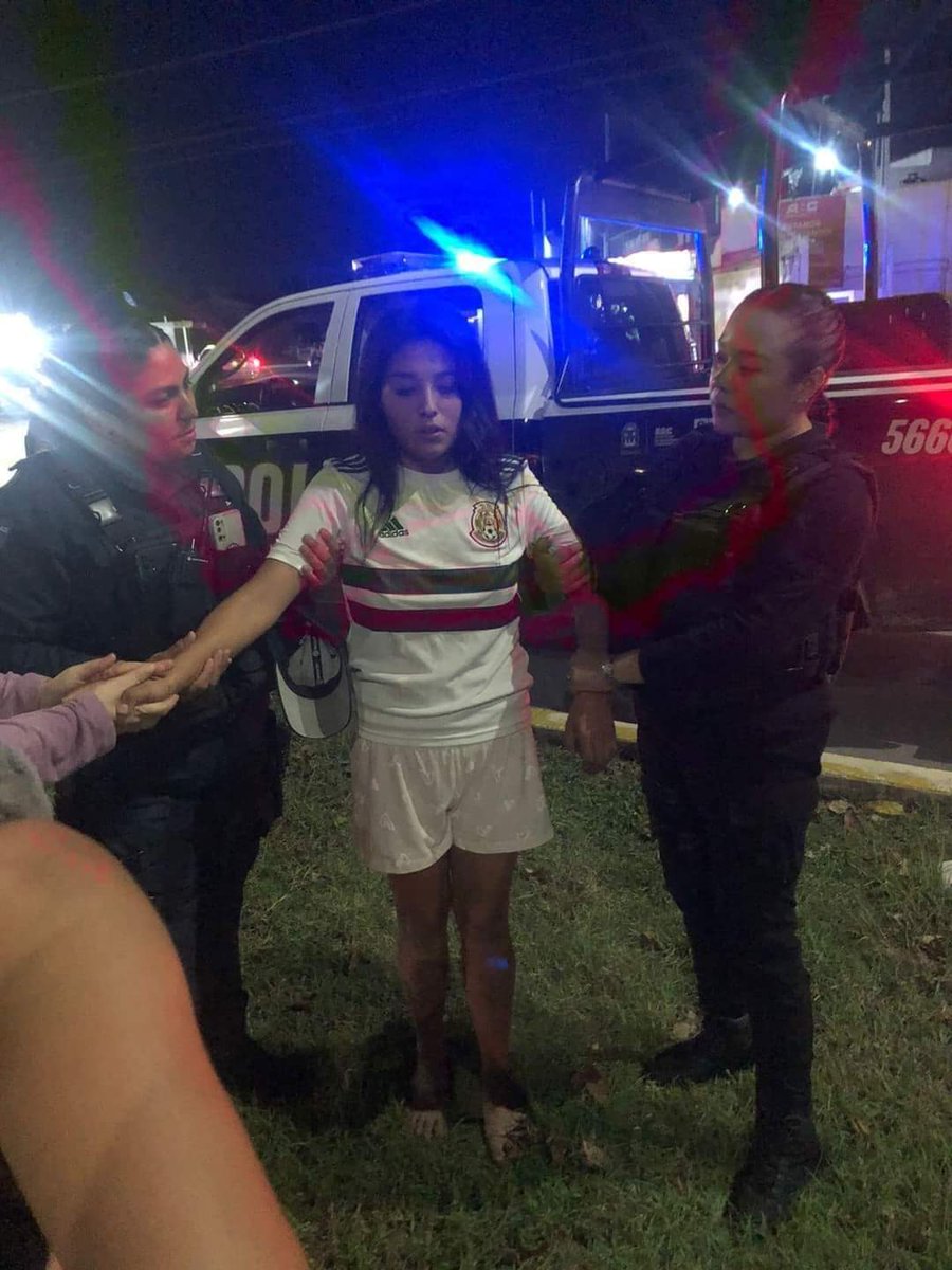 cancunurbano's tweet photo. Buscan a familiares de la joven Mariana Duarte, la policía local la encontró desorientada en la avenida Huayacán 🛑👇

Fue trasladada al hospital general para su atención, cualquier información llamar al 911.

Estuvo apunto de ser atropellada en la avenida Huayacán. https://t.co/8LRE7Hhgw6
