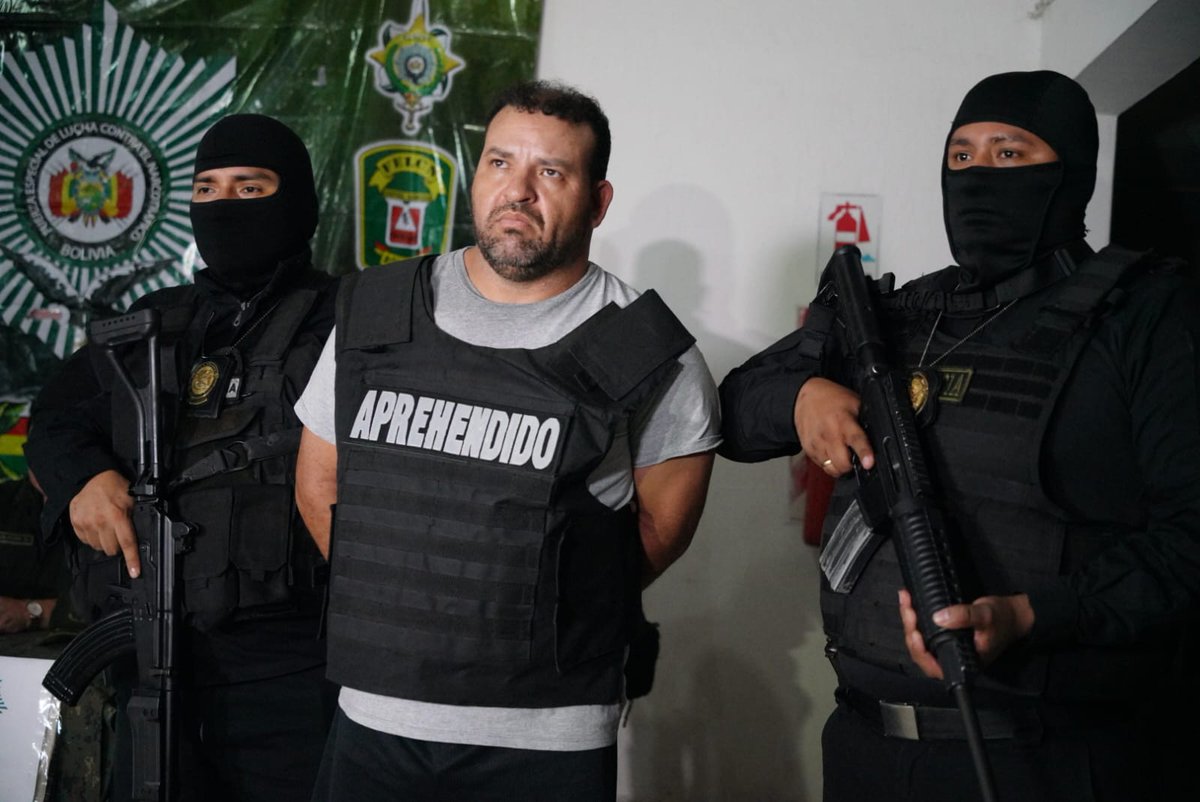 EDelCastilloDC's tweet photo. 1/3 Continuando con nuestra agenda de trabajo, presentamos a la prensa los resultados de dos recientes operativos efectuados por nuestra #PolicíaBoliviana con excelentes resultados. https://t.co/Zyt8F8avU9