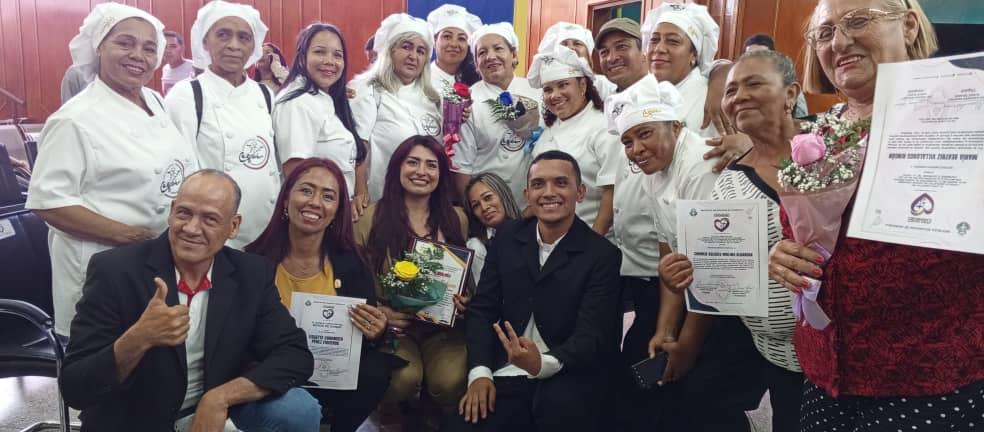 cnaeoficial's tweet photo. Gran orgullo 👏

En el Edo. Carabobo se realizó la condecoración y reconocimiento de nuestras cocineras,  especializadas en cocina venezolana. Demostrando una vez más la templanza, entrega y dedicación de quienes día a día alimentan el futuro de la Patria. @NicolasMaduro https://t.co/vPic3NhlI3