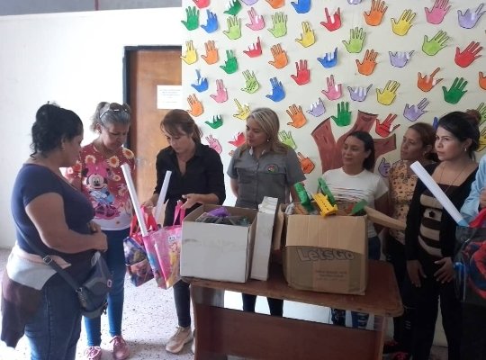 JohanagMora's tweet photo. #20Oct | La Primera Dama y Presidente de la Fundación del Niño la Lic Anibys de Oropeza hizo entrega de juguetes y útiles escolares al Simóncito Antonio José de Sucre y Preescolar María Perera, llevando sonrias a nuestros niños.Para seguir Haciéndolo Bien!

Concejal Johana Mora. https://t.co/GEavleDYmx