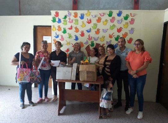 JohanagMora's tweet photo. #20Oct | La Primera Dama y Presidente de la Fundación del Niño la Lic Anibys de Oropeza hizo entrega de juguetes y útiles escolares al Simóncito Antonio José de Sucre y Preescolar María Perera, llevando sonrias a nuestros niños.Para seguir Haciéndolo Bien!

Concejal Johana Mora. https://t.co/GEavleDYmx