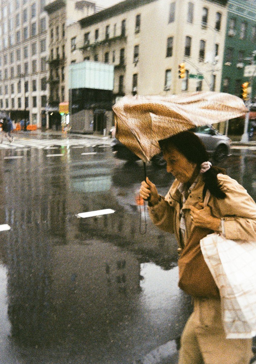 Modoshoot's tweet image. Umbrellas☂️

📷 Canon F1 
🎞️ Kodak Ektar 100

#35mm #35mmfilm #filmphotography #kodakektar100 #canonf1 #nyc #manhattan #rain #rainyday #streetphotography