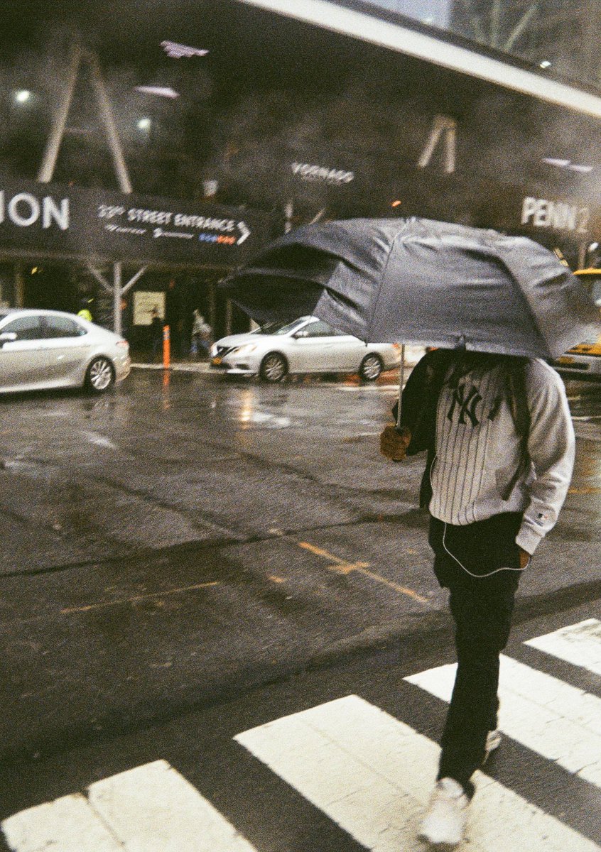 Modoshoot's tweet image. Umbrellas☂️

📷 Canon F1 
🎞️ Kodak Ektar 100

#35mm #35mmfilm #filmphotography #kodakektar100 #canonf1 #nyc #manhattan #rain #rainyday #streetphotography