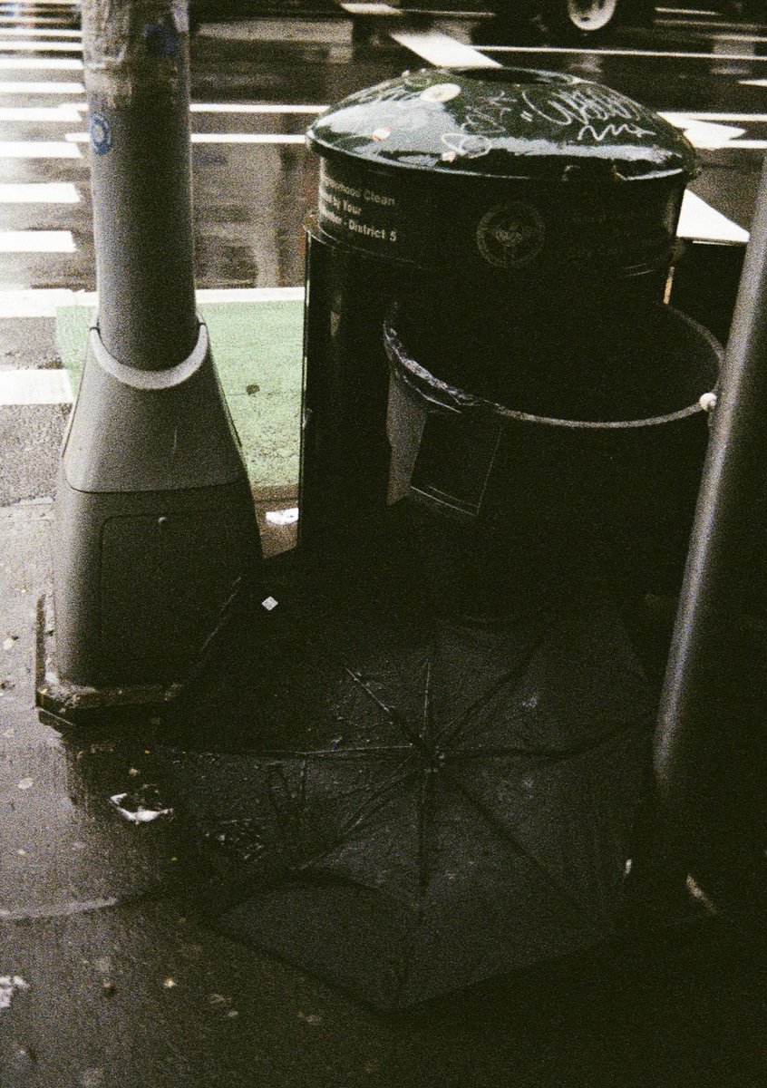 Modoshoot's tweet image. Umbrellas☂️

📷 Canon F1 
🎞️ Kodak Ektar 100

#35mm #35mmfilm #filmphotography #kodakektar100 #canonf1 #nyc #manhattan #rain #rainyday #streetphotography