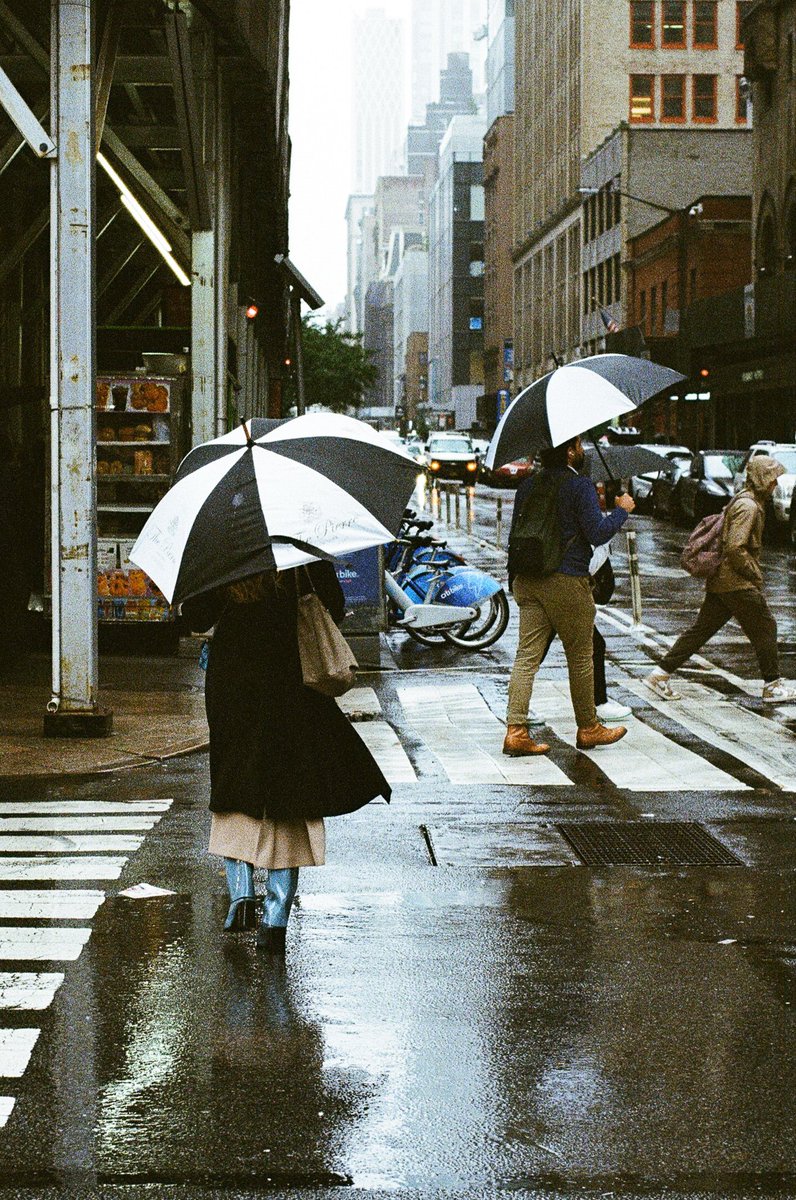Modoshoot's tweet image. Umbrellas☂️

📷 Canon F1 
🎞️ Kodak Ektar 100

#35mm #35mmfilm #filmphotography #kodakektar100 #canonf1 #nyc #manhattan #rain #rainyday #streetphotography