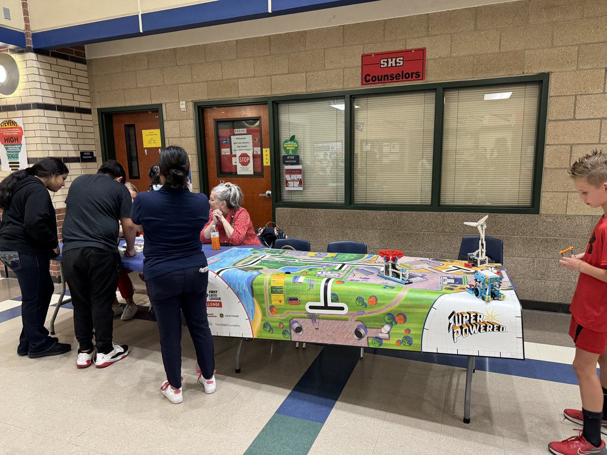 So many great projects showcased tonight at the Tech Expo @NISDSTEVENS High School! These elementary students were so proud and spoke so eloquently about their learning. I also loved learning more about career clubs at Stevens and CAST! @NISDAcadTech #TeamNorthside