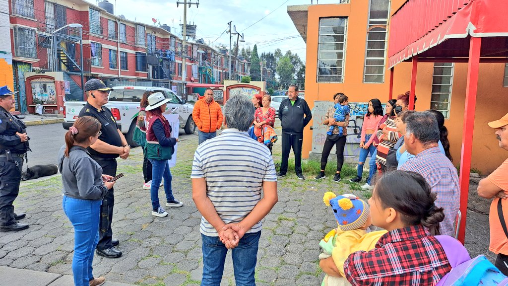 GobiernoTlahuac's tweet photo. #AsambleaInformativa con vecin@s de la U.H. La Draga Tláhuac; para comunicar el arranque del Programa #BienestarEnTuColonia del @GobCDMX/@martibatres. Mañana #24DeOct en Agave, esq. Artemisa a partir de las 10hrs. Con jornadas de mejoramiento urbano y Feria de Servicios gratuitos https://t.co/31ZrkbARde