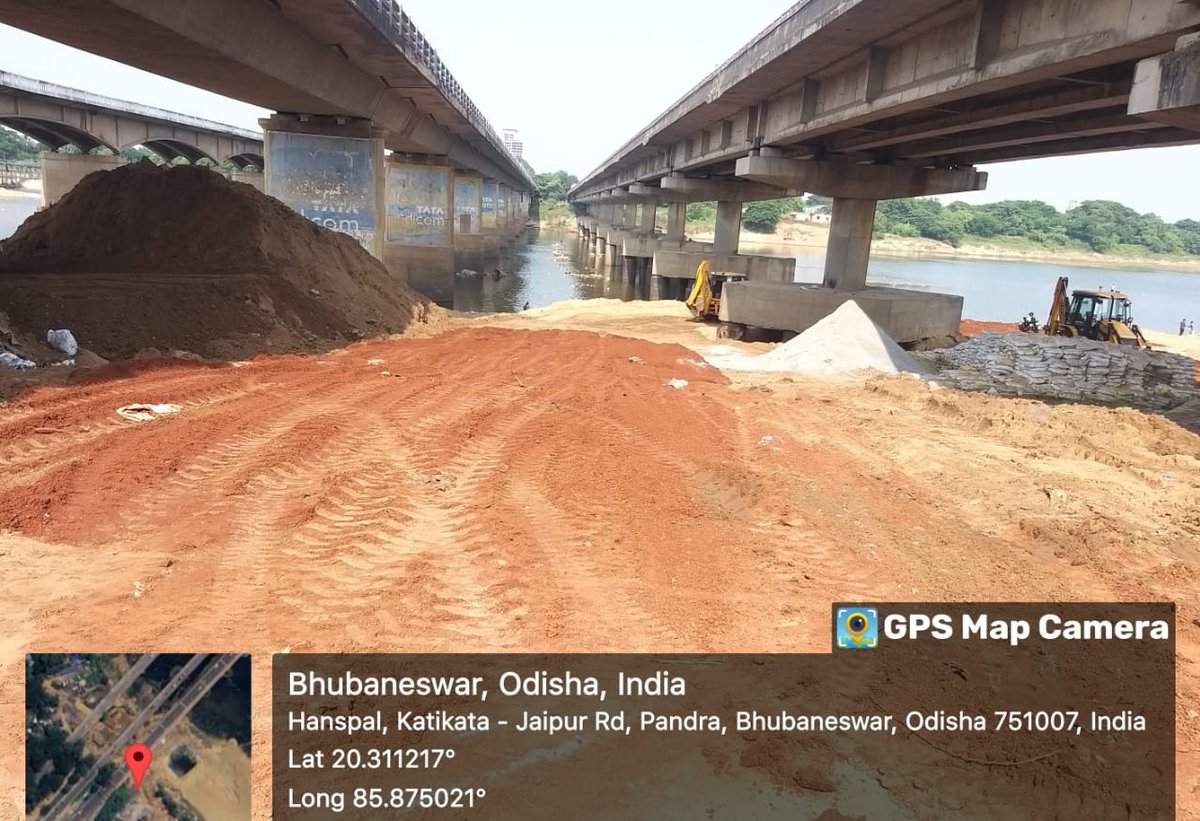 bmcbbsr's tweet photo. BMC has setup temporary ponds for the idol immersion.
Total 4 nos. of ponds were constructed.
2 nos. at river Kuakhai
2 nos. at river Daya
This will prevent river water from being contaminated.
#SafeRiver
#BhubaneswarFirst https://t.co/wOslQkXtd5