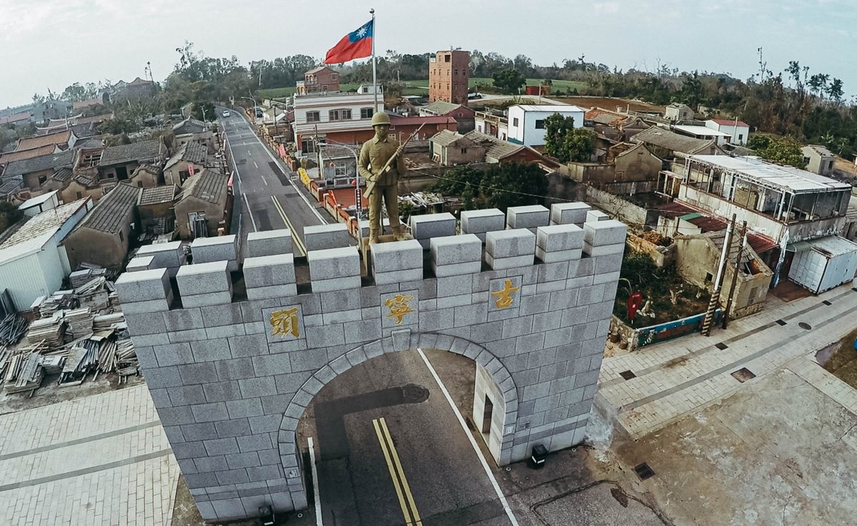 mna_roc's tweet image. 「臺灣光復，自由和平，永誌不忘，團結前行。」

今天是古寧頭戰役紀念日，也是臺灣光復節，國家能夠享有現在的自由民主和平，都是過去大家共同的努力與付出，未來，我們也將守護家園的信念持續發揚，為這片土地投射民主自由與安全和平的光芒。

#ROCArmedForces #ProtectOurCountry #ROC #Taiwan🇹🇼…