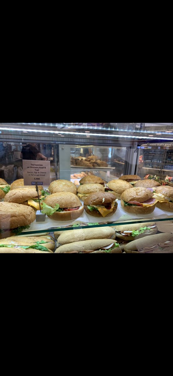 TH41084763's tweet photo. アテネ空港で頂いたハンバーガー🍔とサラダ🥗　ビッグサイズで本当に美味しかったです♪😊 https://t.co/UzA6gwg5Rr