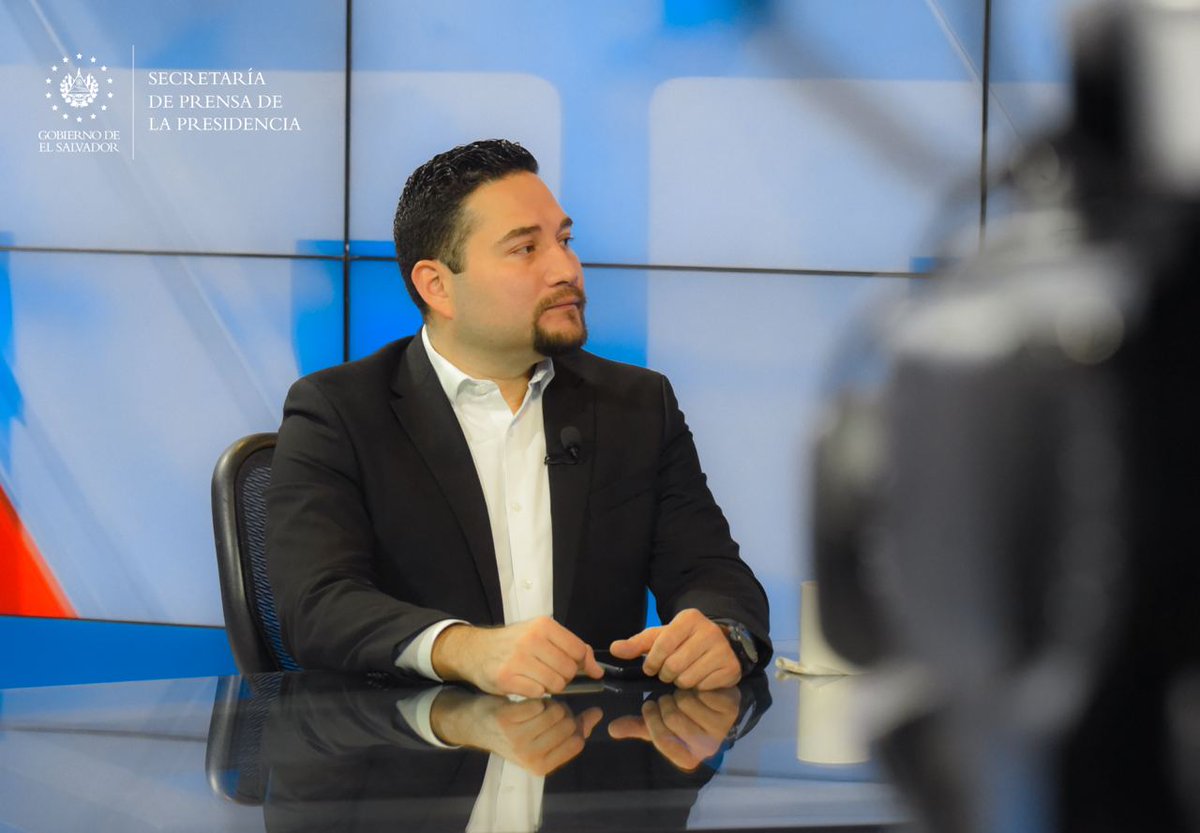 SecPrensaSV's tweet image. #SemáforosInteligentes | &quot;Hemos avanzado con el uso de tecnología y esperamos ya que al finalizar este año tengamos todo el cambio del sistema semafórico, que va a incluir cámaras de control de tráfico y también cámaras de fotomultas&quot;, afirma el director de Tránsito del…