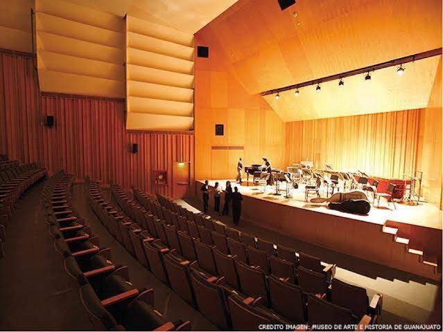 Como desde hace 13 años, las proyecciones en vivo desde el <a href="/MetOpera/">Metropolitan Opera</a> tendrán como sede el íntimo y funcional auditorio Mateo Herrera del <a href="/ForumCultural/">Forum Cultural Guanajuato</a>. Títulos contemporáneos, el de diciembre es probablemente la primera ópera mexicana que se presenta en el Met.