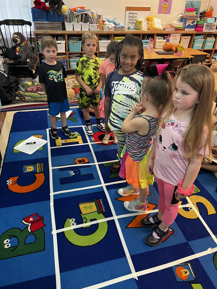 TraceyBerry1's tweet photo. Working with a giant 10 frame! One made the number on the giant 10 frame while the rest made the number on their smaller one!!! @MES_beyourbest #mathcountsinMISD @mistyd0816 https://t.co/gjoTw7PaoF
