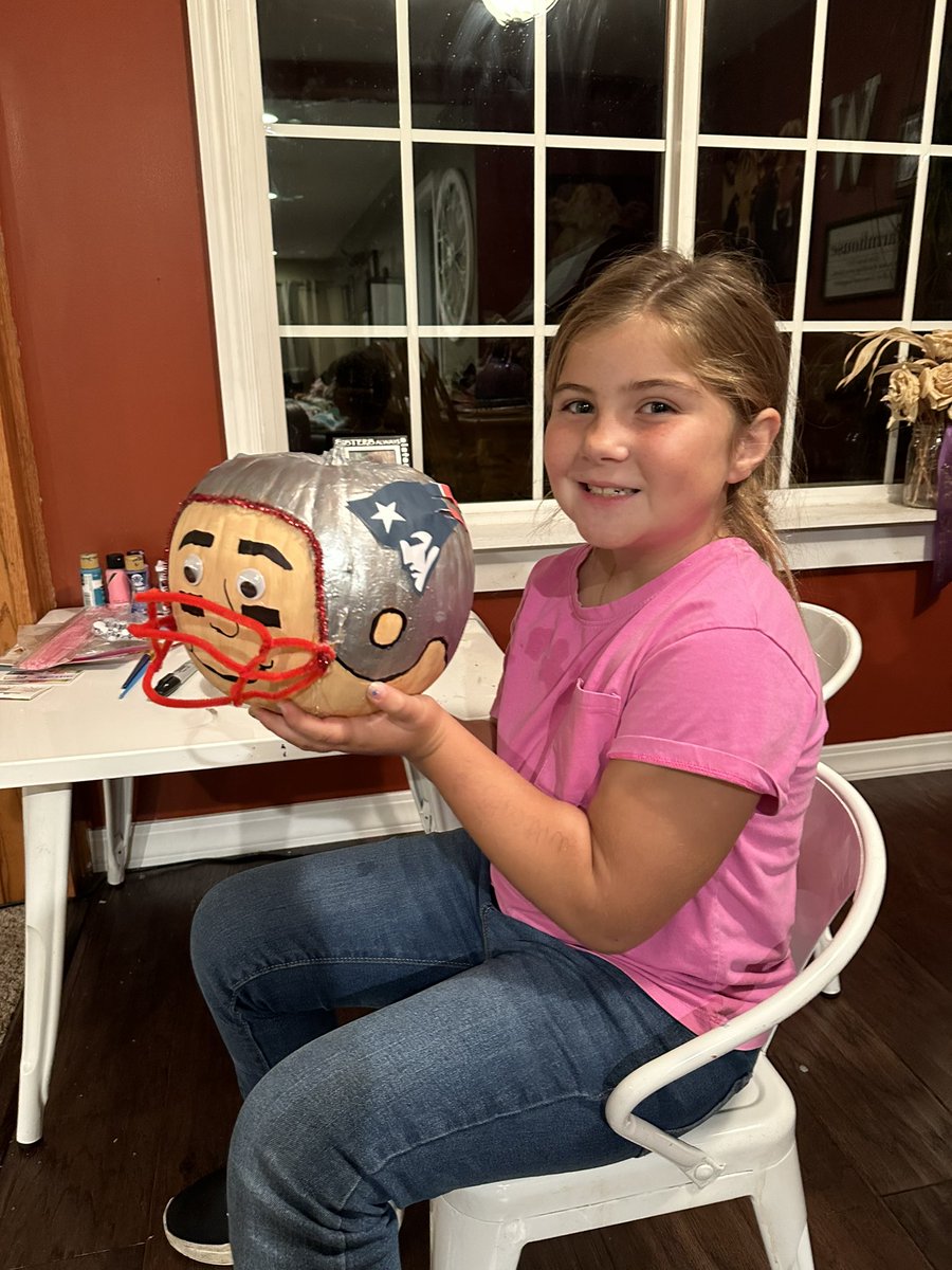 nicolesander94's tweet photo. My oldest decided to make her Book Character Pumpkin for school a @TomBrady pumpkin this year to go along with a book I had gotten for my birthday. She nailed it, if you ask me. #GOAT #PatriotFans ❤️🏈🎃 https://t.co/ZJMJhlYVMc