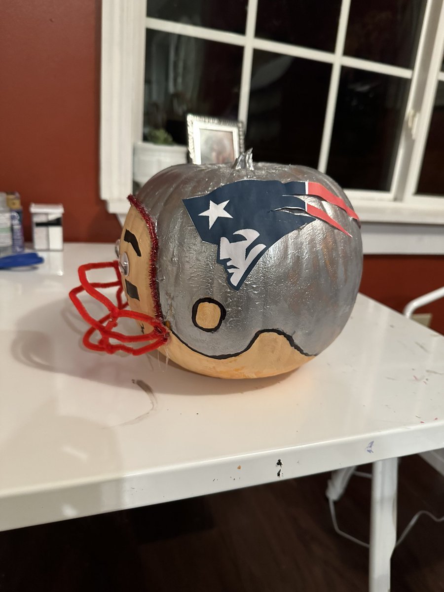 nicolesander94's tweet photo. My oldest decided to make her Book Character Pumpkin for school a @TomBrady pumpkin this year to go along with a book I had gotten for my birthday. She nailed it, if you ask me. #GOAT #PatriotFans ❤️🏈🎃 https://t.co/ZJMJhlYVMc