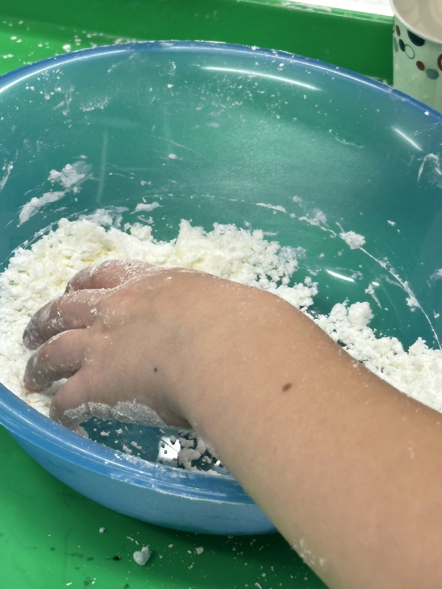 PasArrowsTales's tweet photo. Sometimes learning is messy!! My Jr. Kindergarteners discovered what happens when you mix a dry ingredient with wet ingredients. It is fun to see what happens when the powder shows the creases in their hands. #proudarrows https://t.co/lhX3wA6maS