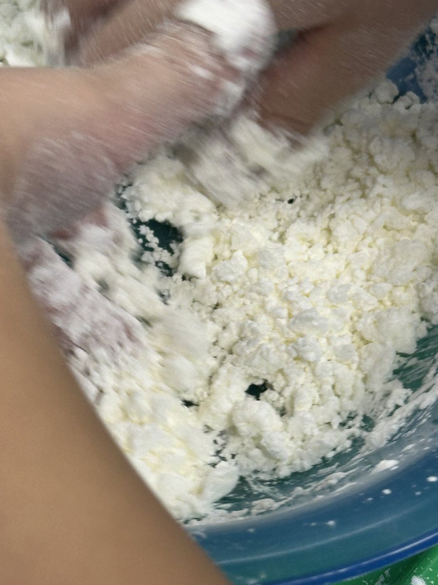 PasArrowsTales's tweet photo. Sometimes learning is messy!! My Jr. Kindergarteners discovered what happens when you mix a dry ingredient with wet ingredients. It is fun to see what happens when the powder shows the creases in their hands. #proudarrows https://t.co/lhX3wA6maS