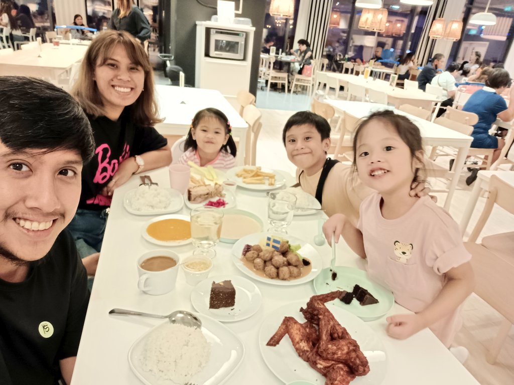 TheCayets's tweet photo. One of the books🥰
#FamilyDay https://t.co/tepA02Tz4S