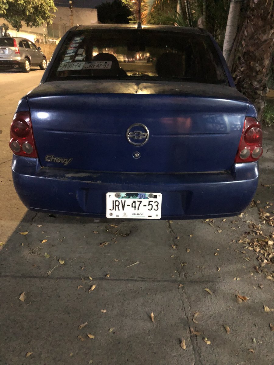 lacantuccini's tweet photo. Desde las 4:00pm este vehículo está tapando la cochera. Ayuda @TransporteJal @PoliciaGDL @CivicosProviN @Pierovegayahooc @GuadalajaraGob @Trafico_ZMG https://t.co/NqOVIQ3nNg