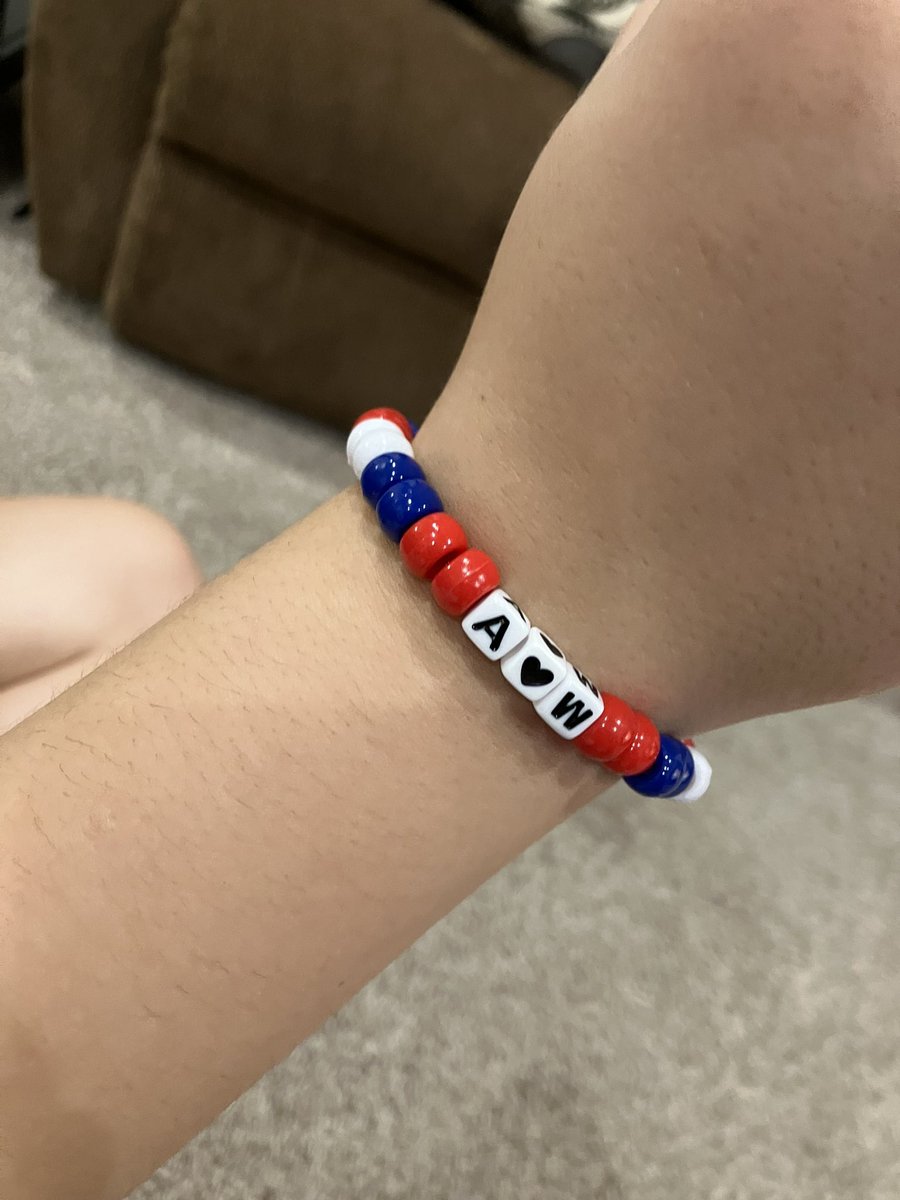 Shout out to St Mary’s Memorial HS volleyball team for the bracelets they made for our volleyball team to honor Andrew Walker! #classact <a href="/AndrewW2027/">Andrew Walker</a> <a href="/riderprincipal/">MHS</a> <a href="/Zachthewriter/">Zach Baker</a> <a href="/MichaelHirnPBP/">Michael Hirn</a> <a href="/TylerSeggerman/">H. Tyler Seggerman</a> <a href="/WOSNScores/">WOSN Sports</a> <a href="/TonyTQuach/">Tony Quach</a> <a href="/EagleSns/">Eagle SNS</a>