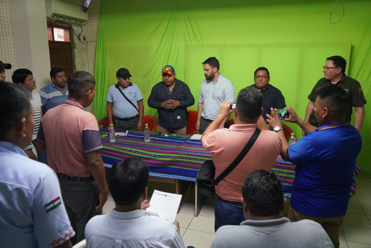 EDelCastilloDC's tweet photo. Sostuvimos una importante reunión con sectores Interculturales de Yapacani, para hablar temas vinculados a seguridad y otros que son de preocupación para el país, como los temas climatológicos.

La coordinación estrecha con los sectores sociales es vital para nuestro gobierno. https://t.co/d8uZir15dm
